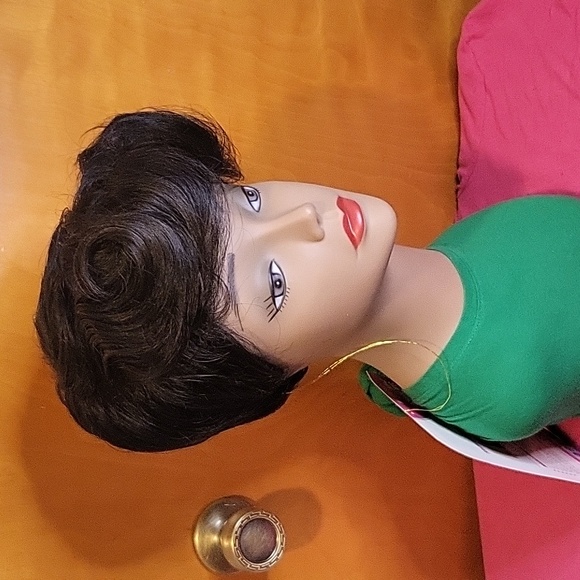 Short Wig - Picture 5 of 6